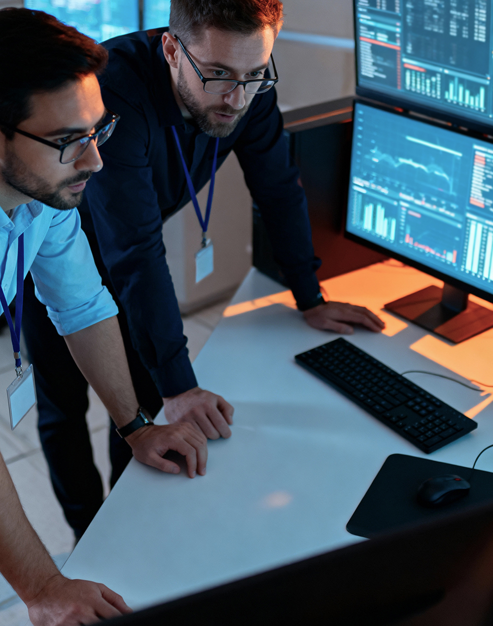 it-professionals-analyzing-real-time-data-control-room